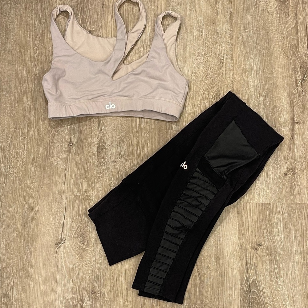 Alo 7/8 High Waist Moto Leggings & Peak Sports Bra Set - Picture 10 of 11